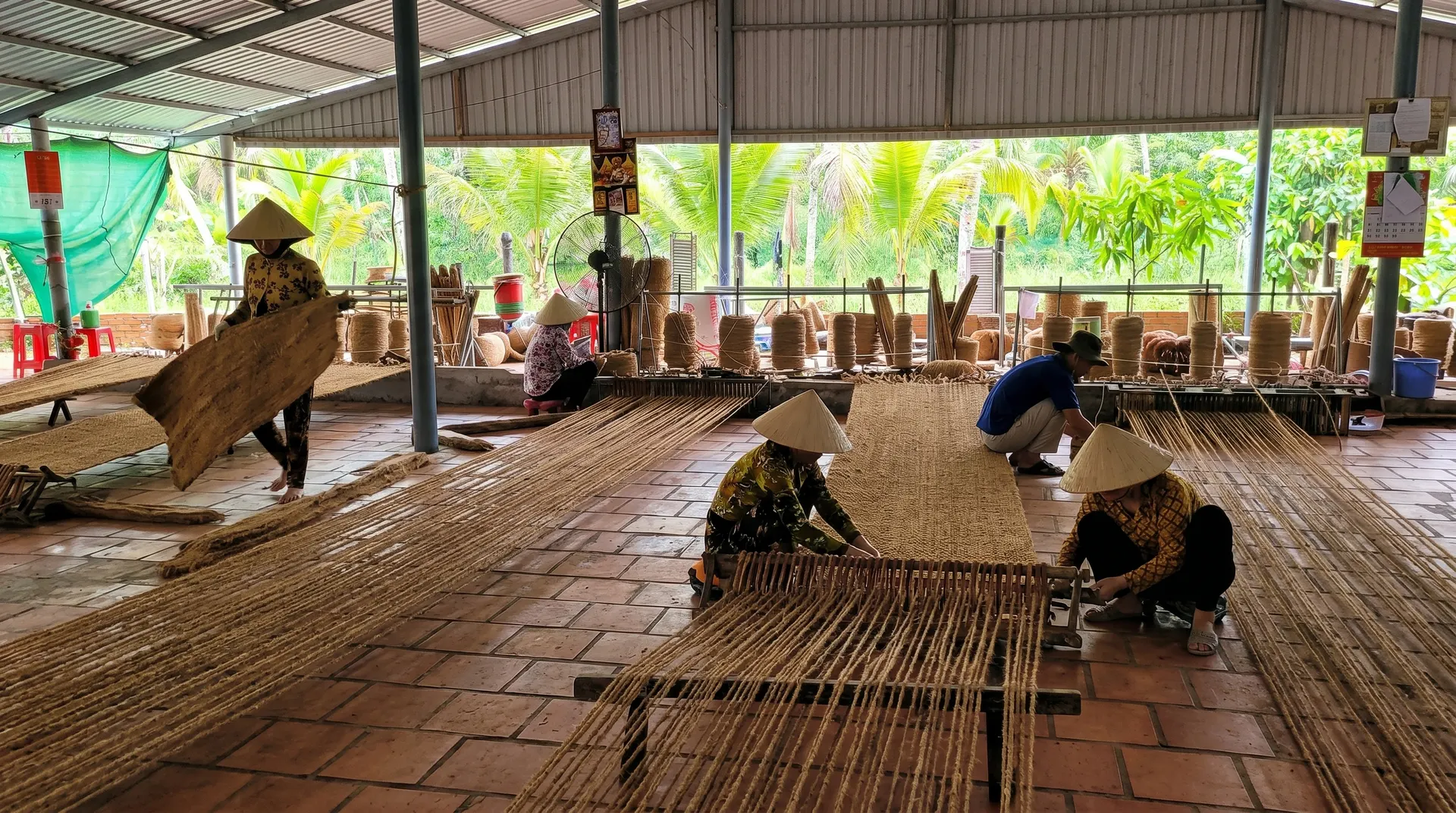Atelier-village de tissage de fibre de coco au Vietnam, artisanes au travail