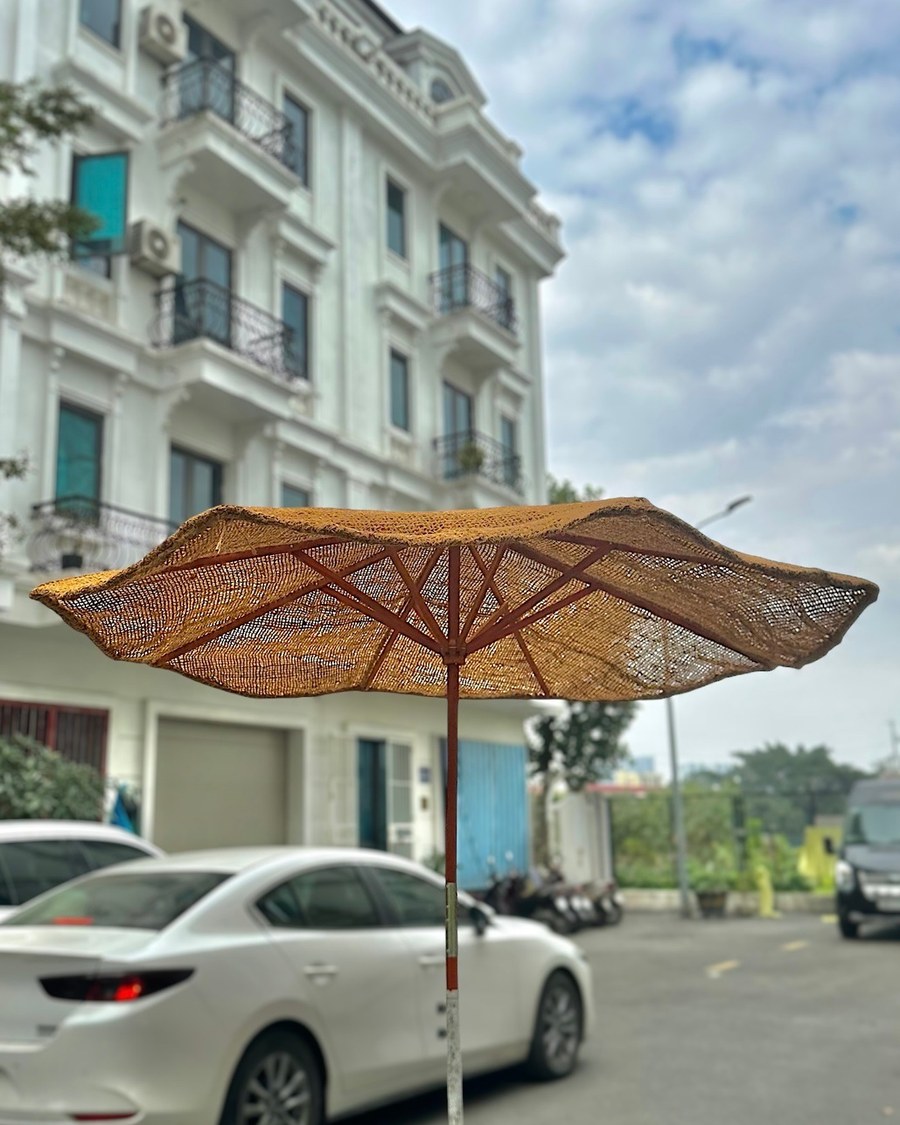 Parasol coco pied bambou en fibre de coco tissée