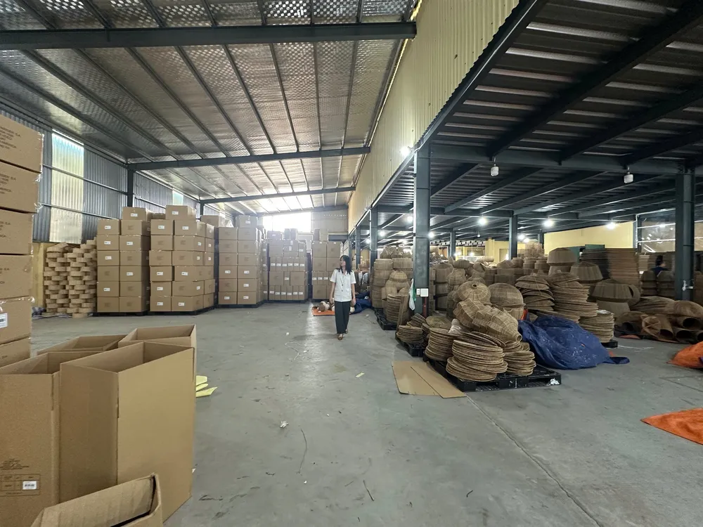 Entrepôt d'export : cartons et produits tressés prêts à expédier