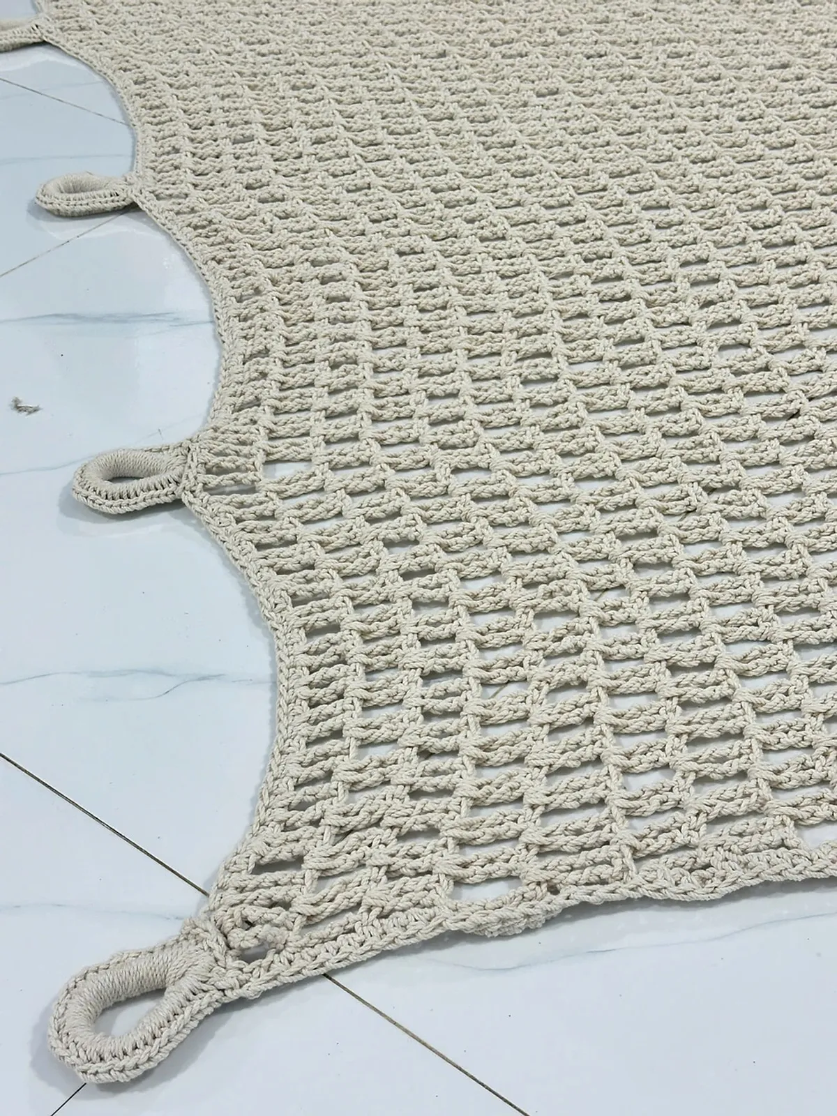 Détail des nœuds d'une pièce en macramé de coton écru